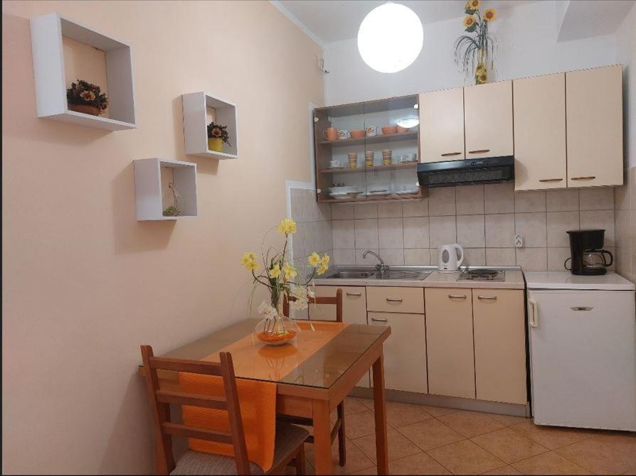 Apartments Tonci And Iris Primošten Chambre photo